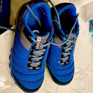 Shoes Columbia/ sneakers boys size 4 US
